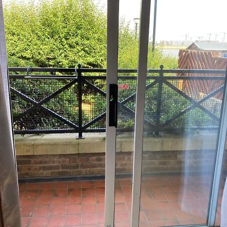 Comfortable Room With Private Balcony And Shared House Londra Esterno foto