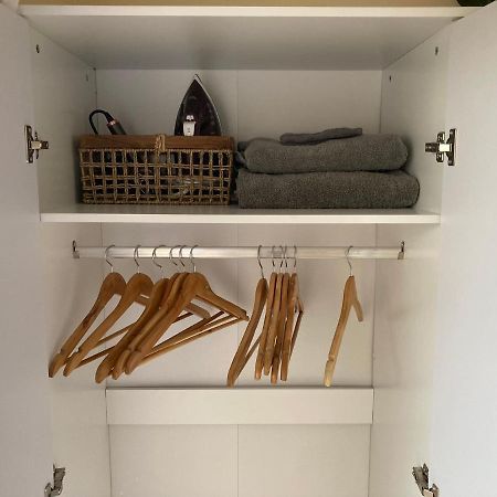 Comfortable Room With Private Balcony And Shared House Londra Esterno foto