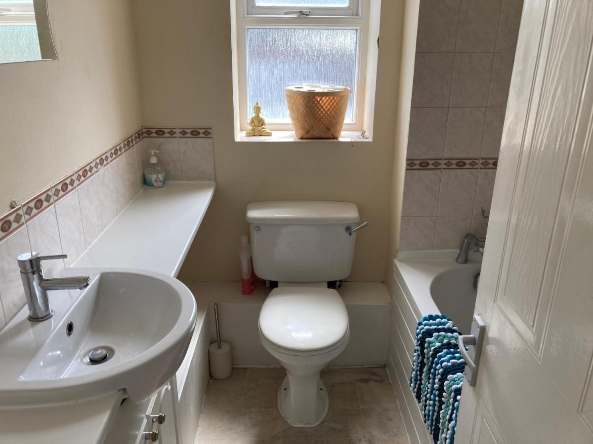 Comfortable Room With Private Balcony And Shared House Londra Esterno foto