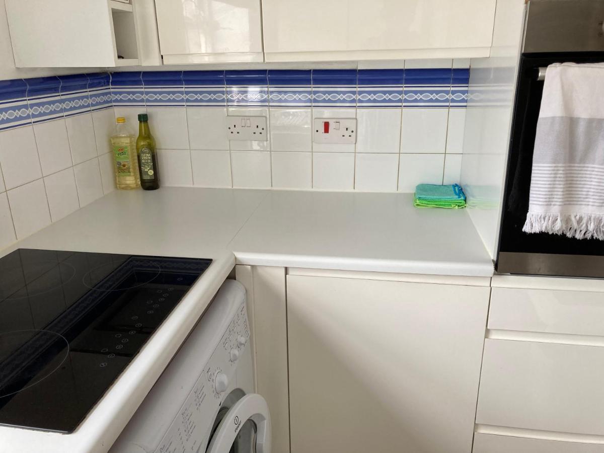 Comfortable Room With Private Balcony And Shared House Londra Esterno foto