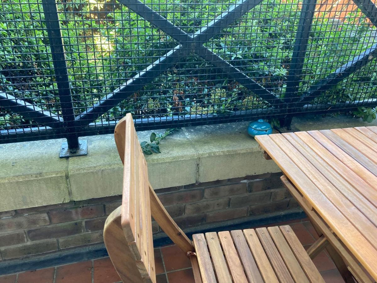 Comfortable Room With Private Balcony And Shared House Londra Esterno foto