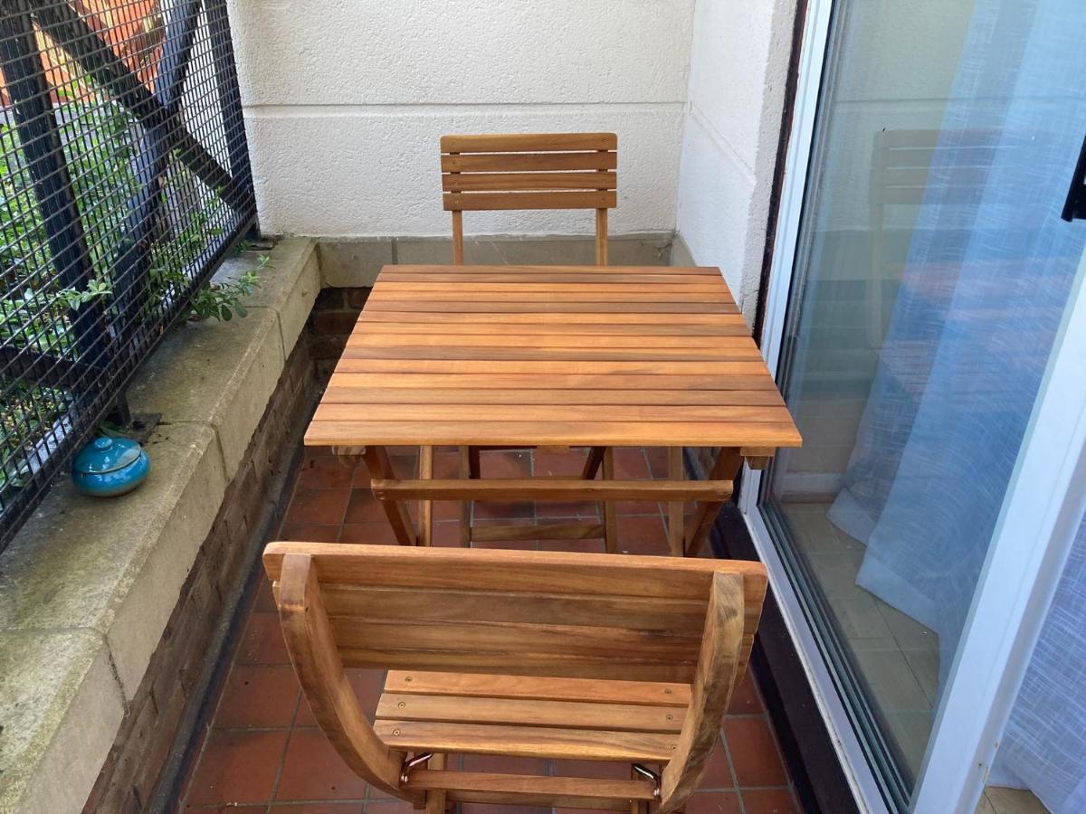 Comfortable Room With Private Balcony And Shared House Londra Esterno foto