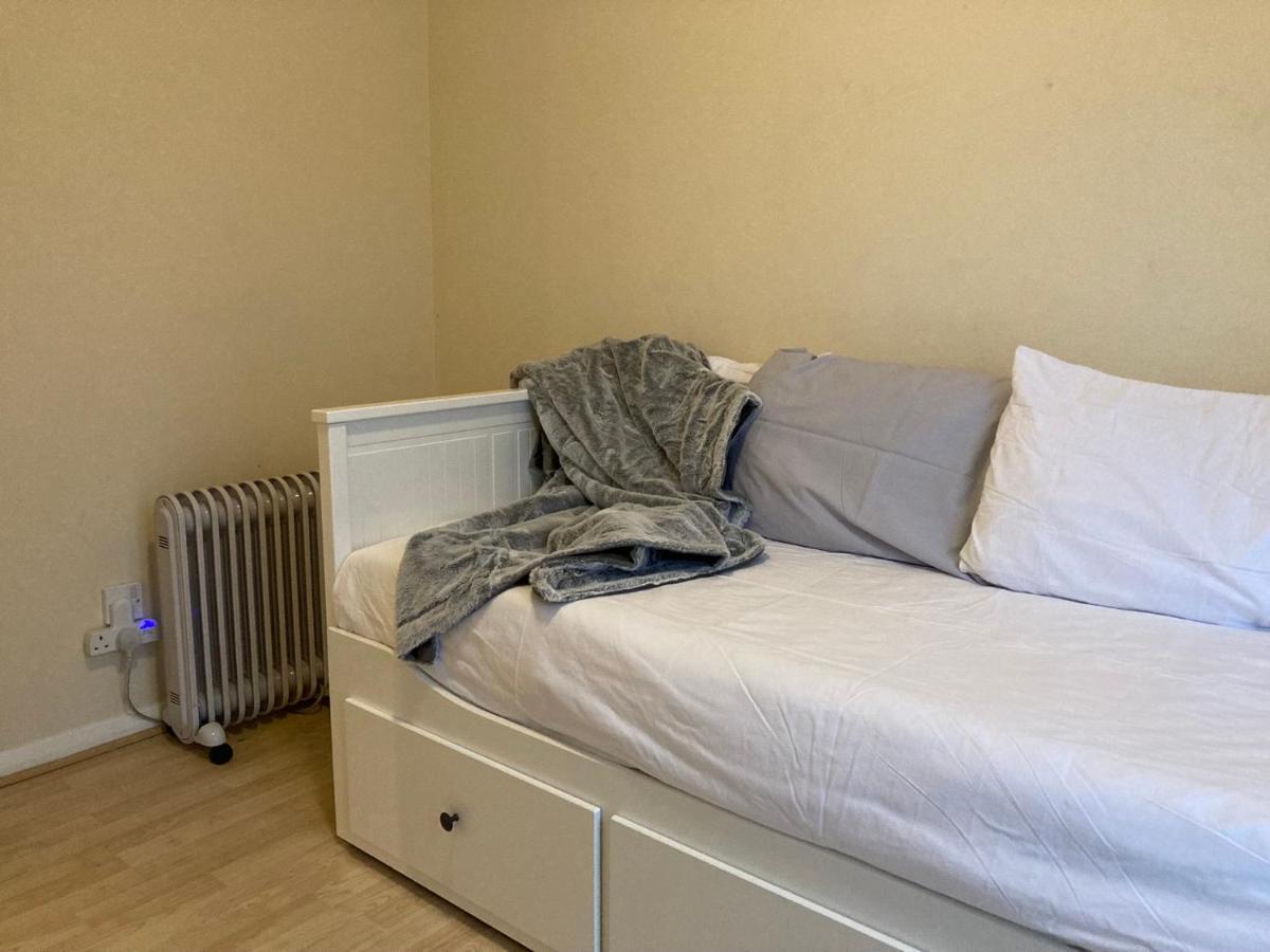 Comfortable Room With Private Balcony And Shared House Londra Esterno foto