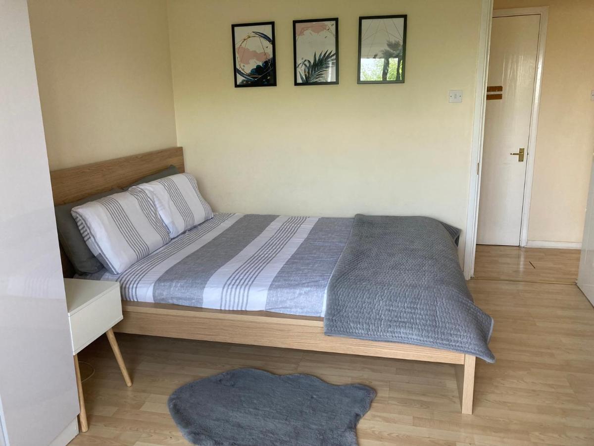 Comfortable Room With Private Balcony And Shared House Londra Esterno foto