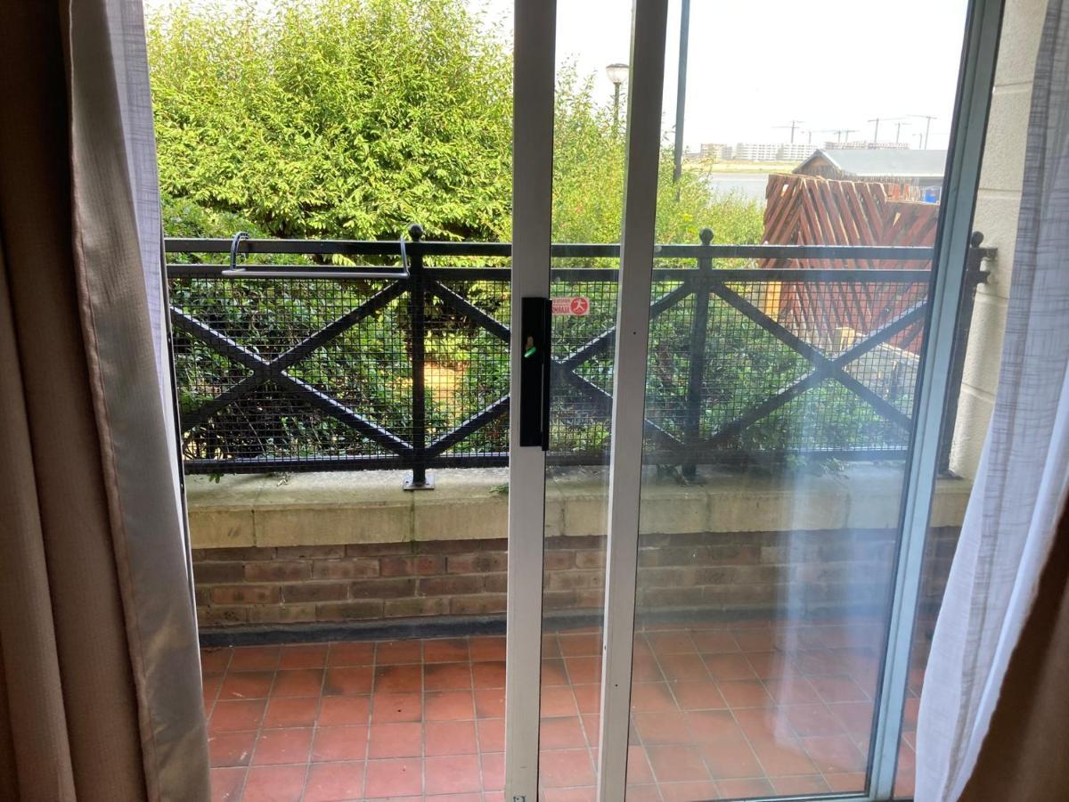 Comfortable Room With Private Balcony And Shared House Londra Esterno foto