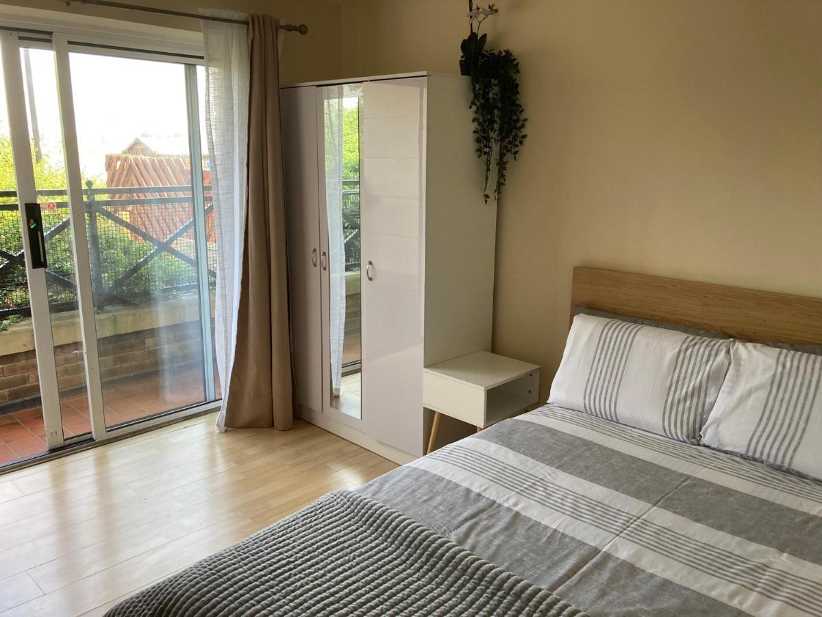 Comfortable Room With Private Balcony And Shared House Londra Esterno foto